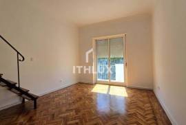T2 Duplex Fully Renovated with 6 Rooms – Next to the Amadora East Metro