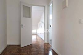 T2 Duplex Fully Renovated with 6 Rooms – Next to the Amadora East Metro