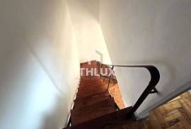 T2 Duplex Fully Renovated with 6 Rooms – Next to the Amadora East Metro