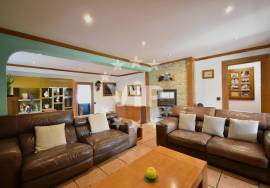 ALBUFEIRA - GALE - 3 BED TOWHOUSE INCLUDING A SEPARATE APARTMENT - COMMUNAL SWIMMING POOL