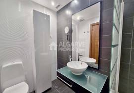 High-Quality 2-Bedroom Apartment with Balcony and Parking – Central Loulé
