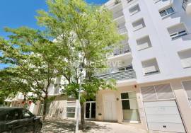 High-Quality 2-Bedroom Apartment with Balcony and Parking – Central Loulé