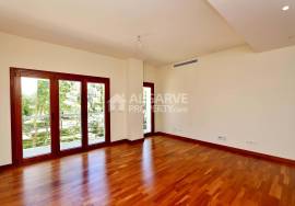 High-Quality 2-Bedroom Apartment with Balcony and Parking – Central Loulé