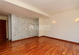 High-Quality 2-Bedroom Apartment with Balcony and Parking – Central Loulé