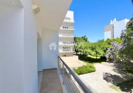 High-Quality 2-Bedroom Apartment with Balcony and Parking – Central Loulé