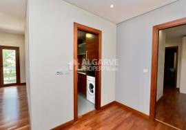 High-Quality 2-Bedroom Apartment with Balcony and Parking – Central Loulé