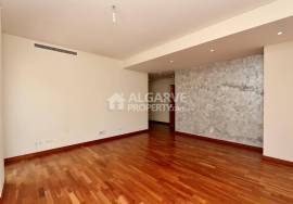 High-Quality 2-Bedroom Apartment with Balcony and Parking – Central Loulé