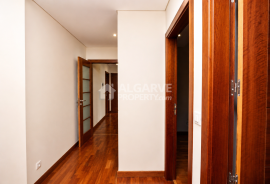 High-Quality 2-Bedroom Apartment with Balcony and Parking – Central Loulé
