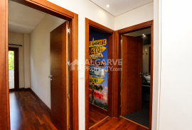 High-Quality 2-Bedroom Apartment with Balcony and Parking – Central Loulé