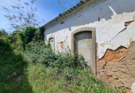 Farm with about 3979 m2 with a construction area of about 1600m2 with a project for a home with 40 beds! This property is located about 2 km from Loulé, with excellent access and enormous potential for profitability