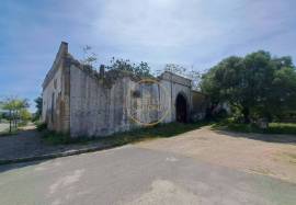 Farm with about 3979 m2 with a construction area of about 1600m2 with a project for a home with 40 beds! This property is located about 2 km from Loulé, with excellent access and enormous potential for profitability