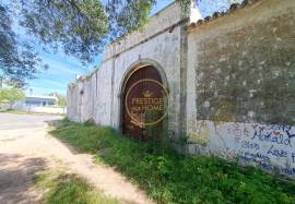 Farm with about 3979 m2 with a construction area of about 1600m2 with a project for a home with 40 beds! This property is located about 2 km from Loulé, with excellent access and enormous potential for profitability