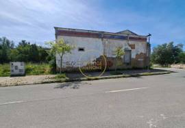 Farm with about 3979 m2 with a construction area of about 1600m2 with a project for a home with 40 beds! This property is located about 2 km from Loulé, with excellent access and enormous potential for profitability