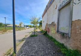 Farm with about 3979 m2 with a construction area of about 1600m2 with a project for a home with 40 beds! This property is located about 2 km from Loulé, with excellent access and enormous potential for profitability