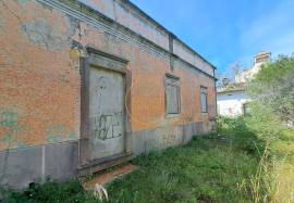 Farm with about 3979 m2 with a construction area of about 1600m2 with a project for a home with 40 beds! This property is located about 2 km from Loulé, with excellent access and enormous potential for profitability