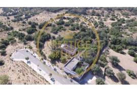 Farm with about 3979 m2 with a construction area of about 1600m2 with a project for a home with 40 beds! This property is located about 2 km from Loulé, with excellent access and enormous potential for profitability