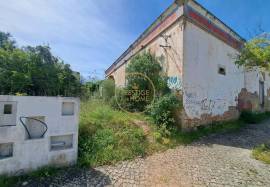 Farm with about 3979 m2 with a construction area of about 1600m2 with a project for a home with 40 beds! This property is located about 2 km from Loulé, with excellent access and enormous potential for profitability