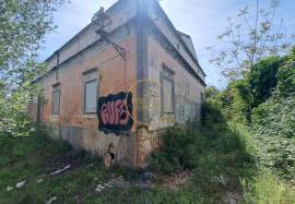 Farm with about 3979 m2 with a construction area of about 1600m2 with a project for a home with 40 beds! This property is located about 2 km from Loulé, with excellent access and enormous potential for profitability