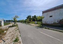 Farm with about 3979 m2 with a construction area of about 1600m2 with a project for a home with 40 beds! This property is located about 2 km from Loulé, with excellent access and enormous potential for profitability