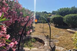 A Charming Villa With 100 M2 Of Living Space, On A Beautifully Landscaped Plot Of 1118 M2 Featuring A Swimming Pool.
