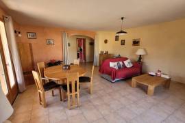 A Charming Villa With 100 M2 Of Living Space, On A Beautifully Landscaped Plot Of 1118 M2 Featuring A Swimming Pool.