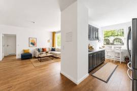 Ready to move: 3/4 room apartment with balcony near Tiergarten & Kudamm