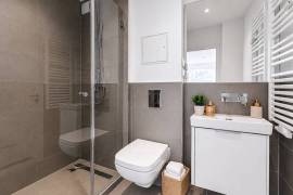 Ready to move: 3/4 room apartment with balcony near Tiergarten & Kudamm