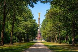 Ready to move: 3/4 room apartment with balcony near Tiergarten & Kudamm
