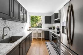 Ready to move: 3/4 room apartment with balcony near Tiergarten & Kudamm
