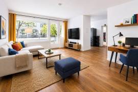 Ready to move: 3/4 room apartment with balcony near Tiergarten & Kudamm