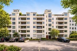 Ready to move: 3/4 room apartment with balcony near Tiergarten & Kudamm