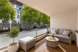 Ready to move: 3/4 room apartment with balcony near Tiergarten & Kudamm