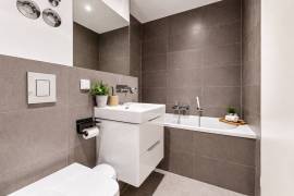 Ready to move: 3/4 room apartment with balcony near Tiergarten & Kudamm