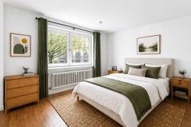 Ready to move: 3/4 room apartment with balcony near Tiergarten & Kudamm