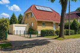Detached 3 Bedroom house with Garden & Garage