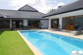 Loch Palm Courtyard - Glorious Family Home with Private Pool and Large Master Bedroom for Rent