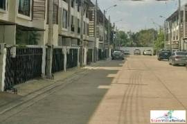 The Private - Contemporary Townhouse with 3 bedrooms, 4 bathrooms for rent closed to Bang Chak station. The Private - Contemporary Townhouse with 3 bedrooms, 4 bathrooms for rent closed to Bang Chak station.