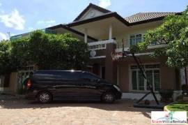 Windmill Village - Pet Friendly Luxury House with 5 bedroom, 4 bathroom near Mega Bangna, Bangkok Pattana School
