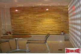 Large Townhouse for Sale in the Phra Khanong Area, Bangkok Large Townhouse for Sale in the Phra Khanong Area, Bangkok
