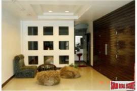 Large Townhouse for Sale in the Phra Khanong Area, Bangkok Large Townhouse for Sale in the Phra Khanong Area, Bangkok
