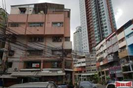 Excellent Business Investment Property with 20 Units in Phra Khanong Excellent Business Investment Property with 20 Units in Phra Khanong