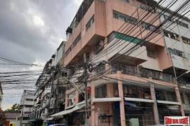 Excellent Business Investment Property with 20 Units in Phra Khanong Excellent Business Investment Property with 20 Units in Phra Khanong