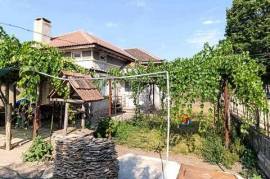 Acogedora casa de una planta con amplia parcela cerca del mar