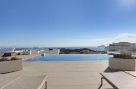 Sunning 5 bedroom villa with amazing sea views