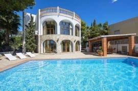 Wunderschöne Villa auf einem großzügigen und eingezäunten Grundstück von 1800 m2 in Calpe