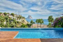 Villa de luxe de 3 chambres de construction neuve à Calpe, avec piscine privée et une vue spectaculaire sur la mer et le « Rocher de Ifach », située à seulement 180 m de la plage.