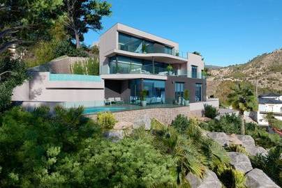 Villa de 6 chambres de nouvelle construction à Calpe, avec piscine privée et une vue spectaculaire sur la mer et le « Rocher de Ifach », située à seulement 2 km de la plage.