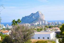 A buildable plot in Calpe, with spectacular views toward the sea and the Ifach Rock, just 2,5 km distance to the beach.