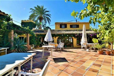 A rustic 3 bedroom villa in Calpe, with private pool, fantastic views toward the valley and the mountains, just 3,5 km distance to the beach.