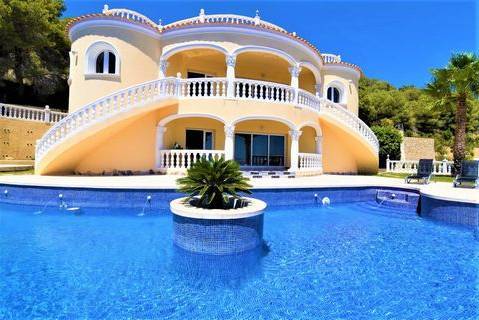 Villa de lujo de 4 dormitorios, en Calpe, con piscina privada y vistas espectaculares al mar,a solo 5 min. en coche de las fantásticas playas de Calpe.